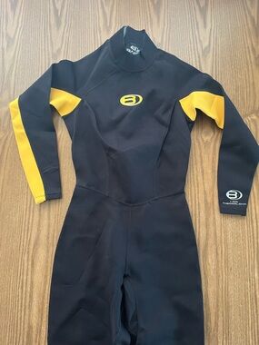 Women’s Bare 1MM thermalskin black wetsuit size 6